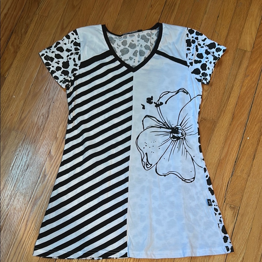 Leopards and Roses Woman’s Black and White Graphic Short Sleeve Tee. Size Small.